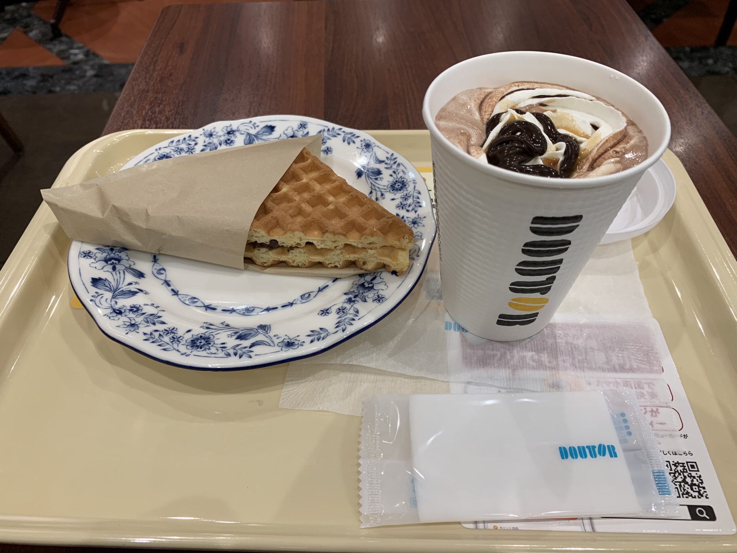 ドトールのドリンクとワッフル