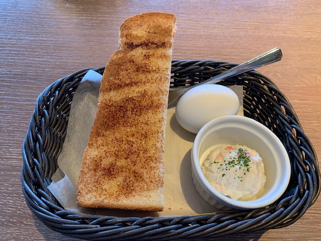 ハニーシナモントーストとゆで卵とポテトサラダのモーニング